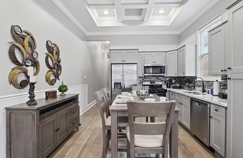 Mid-City House | Bonus Movie Theater New Orleans! Walk to Streetcar