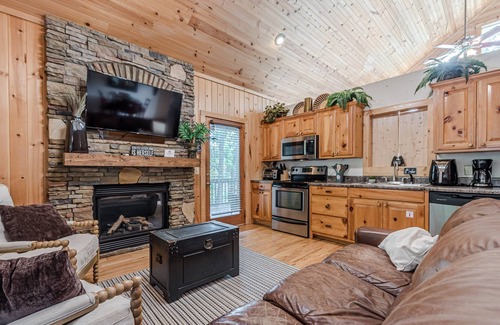 Cleveland Cabin | Book 2 Nights Get 1 FREE. 10 MINUTES FROM HELEN WATER TUBING.