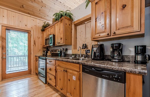 Cleveland Cabin | Book 2 Nights Get 1 FREE. 10 MINUTES FROM HELEN WATER TUBING.