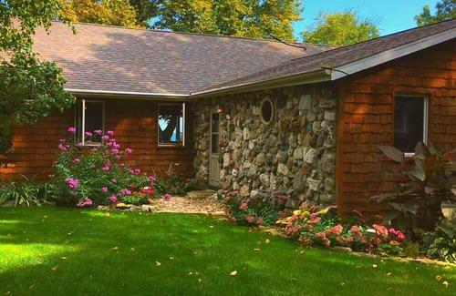 Little Sturgeon House | BOOK 2025 NOW WATERFRONT-ISLAND LIKE- FIRE PIT-SUNRISE SUNSET-RELAX-PRIVATE YARD