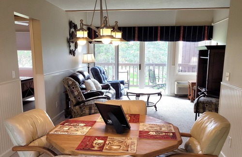 Acme Condo | 🍁Book a November stay! 2br/2ba Condo-❤️location, private deck,sleeps 6!