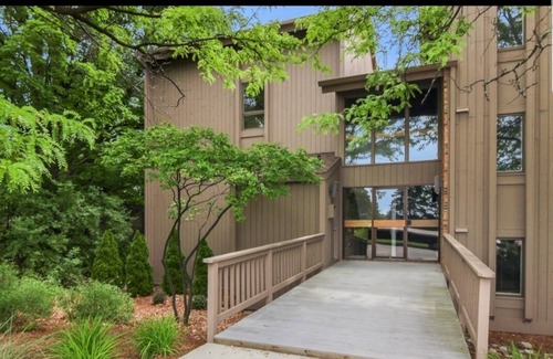 Acme Condo | 🍁Book a November stay! 2br/2ba Condo-❤️location, private deck,sleeps 6!