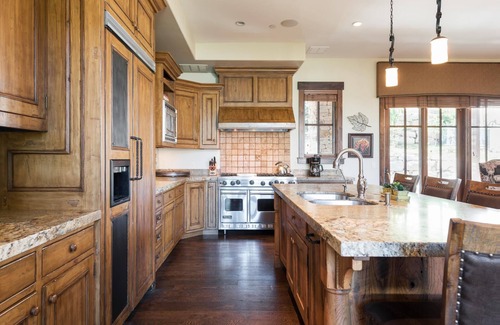 North Park City Cottage | Book a Winter Stay Today! Beautiful Ski Chalet, Silver Star #04, with private hot tub