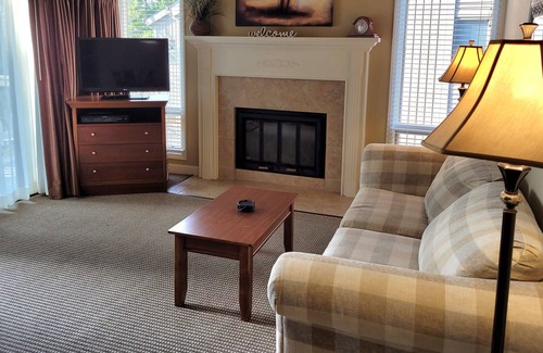 Acme Condo | Book a Winter visit! 3br/2ba Condo-Deck, Wifi, A/C, sleeps 8! ❤️ location!