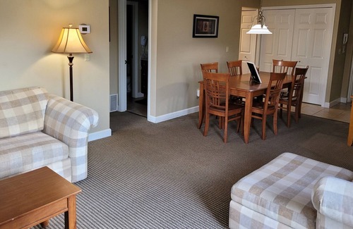 Acme Condo | Book a Winter visit! 3br/2ba Condo-Deck, Wifi, A/C, sleeps 8! ❤️ location!