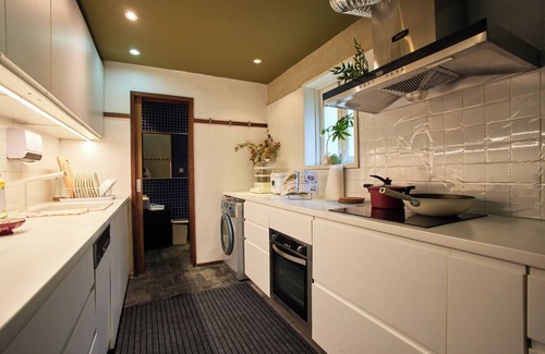 Jing'an Bed & Breakfast | Book and Bed-Jingan Temple