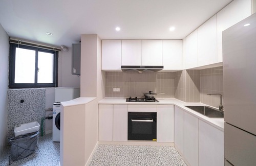 Jing'an Bed & Breakfast | Book and Bed-Jingan Temple