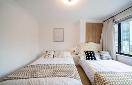 Downtown Shanghai Apartment | Book and Bed-People's Square