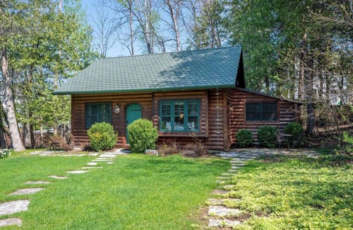 Ephraim Cottage | Book August 11 today! Large Yard | Walk to Sunsets & Fish Boils