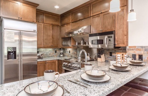 Woodwinds House | Book Fall Stays Today! Townhome with Private Hot Tub, Mountain Views and Grill;