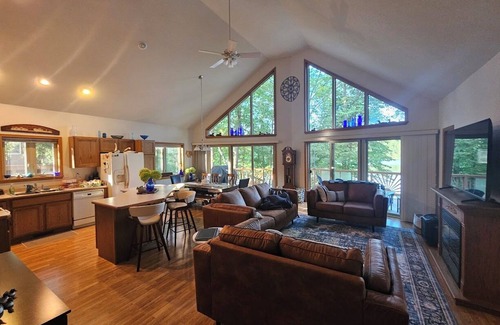 Turtle Lake House | Book for fall! Spacious Lakefront Getaway 3BR+Loft. 4 Kayaks,Canoe,Dock,Fire Pit