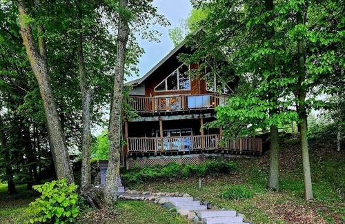 Turtle Lake House | Book for fall! Spacious Lakefront Getaway 3BR+Loft. 4 Kayaks,Canoe,Dock,Fire Pit