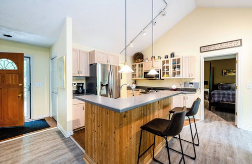Glenn House | Book for the Fall-Winter season now! Discounted Rates! -Pet-Friendly.