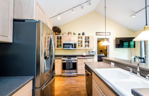 Glenn House | Book for the Fall-Winter season now! Discounted Rates! -Pet-Friendly.