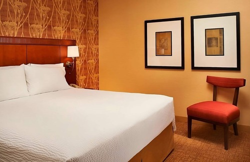 Auburn Hills Hotel | Book It! Cozy Suite, Indoor Pool, Pet Friendly, Indoor Swimming Pool!