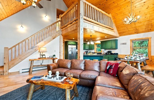 Bethel Ski Chalet | BOOK NOW! Epic Views! Hot Tub! Firepit! A/C!