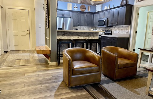 Big Sky Condo | Book now for a Yellowstone Winter/Summer Vacation! Cozy retreat with hot tub!