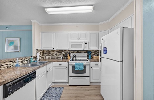 Garden City Condo | BOOK NOW FOR SUMMER! ☀️ 🌊 Oceanview Condo + Pool Access