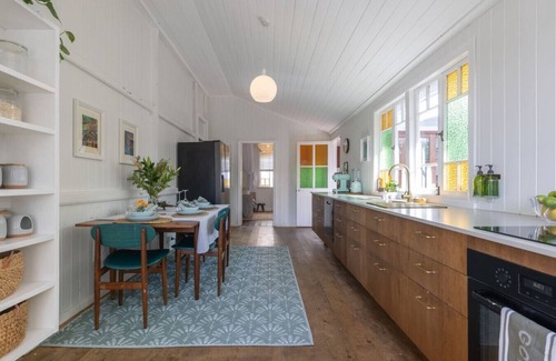 Wynnum House | Book now for this weekend - Queenslander Bay Views, Pool, AC