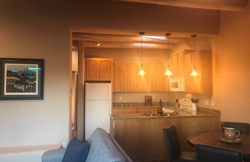 El Prado Condo | BOOK Now! Mountain Views, Spacious, Private, Close to Hiking, Dining & Shopping!