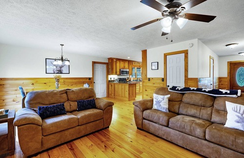 Ellijay House | Book spring, summer creekside! Near wineries, hiking, orchards, fishing