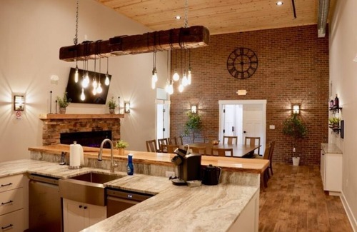 Willoughby Hills Apartment | Book The Entire Carriage House Inn for your party of up to 40 people!