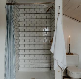 Hobart Apartment | Book Village Inn - Hemingway Room King Bed