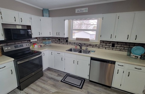 Coldwater House | Book your 2025 Lake Front Vacation Now! -Pontoon for rent-