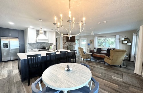 Melrose House | Book your escape to paradise at The Lake Cottage at Santa Fe!