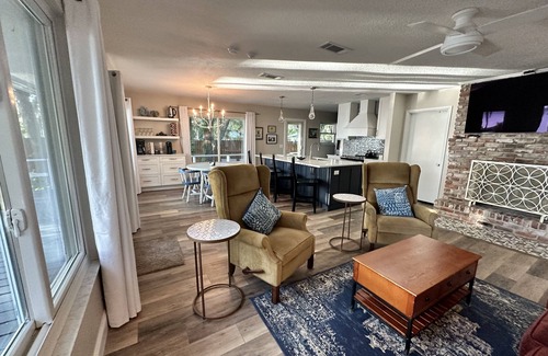 Melrose House | Book your escape to paradise at The Lake Cottage at Santa Fe!
