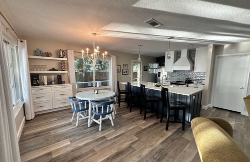 Melrose House | Book your escape to paradise at The Lake Cottage at Santa Fe!