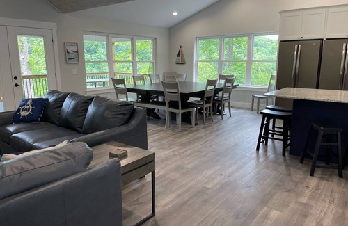 Lakeside Estates House | Book your fall retreat today!