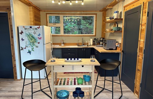 Thetis Island Cottage | Book your stay on the ocean. 2 bedroom modern cottage. Pet-Friendly!