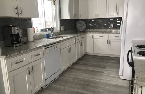 Rapid City House | Book your summer vacation on breathtaking Elk Lake. ☀️⛱️🕶️⛵️🎣