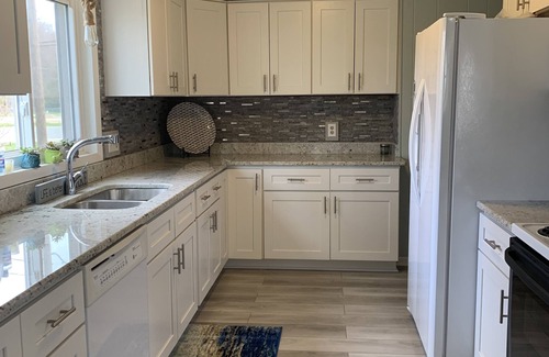 Rapid City House | Book your summer vacation on breathtaking Elk Lake. ☀️⛱️🕶️⛵️🎣