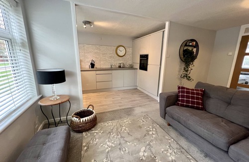 Hoddesdon Apartment | BookedUK - Lovely 2BR Flat in Hoddesdon