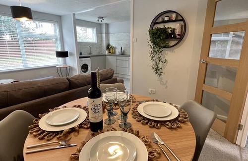 Hoddesdon Apartment | BookedUK - Lovely 2BR Flat in Hoddesdon