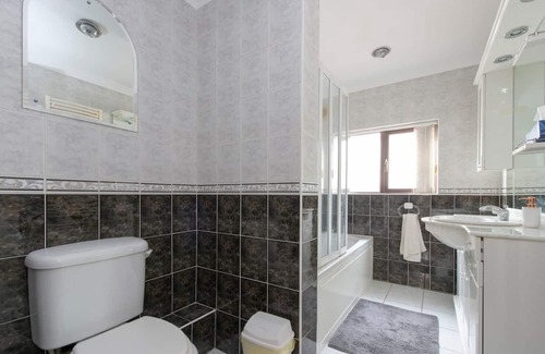 Bumble's Green House | BookedUK: Rose View Bungalow House in Roydon