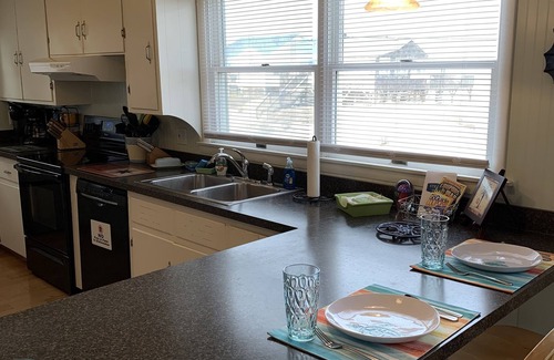 Sea Retreat House | Booking Fall 2025 and 2026. Great Location, Fido Friendly, Great Reviews