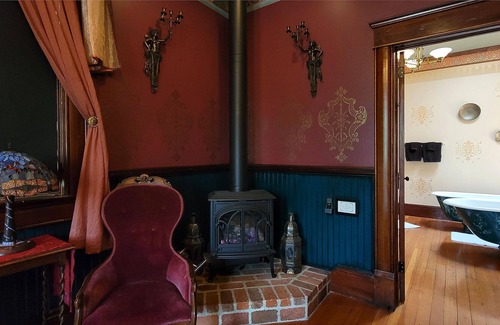 Historic Railroad District House | BookStayHop - Peerless Hotel~ Suite 3 ~ Downtown Ashland