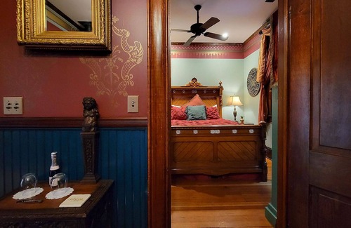 Historic Railroad District House | BookStayHop - Peerless Hotel~ Suite 3 ~ Downtown Ashland