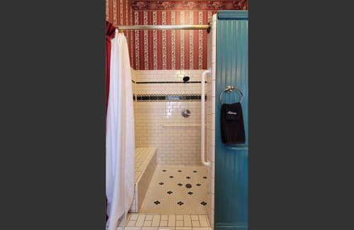 Historic Railroad District House | BookStayHop - Peerless Suites 1, 2 and 5