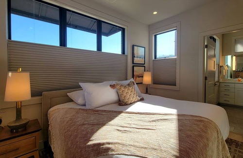Historic Railroad District Condo | BookStayHop - Plaza North Suite Sonoma