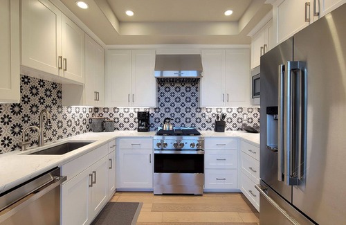 Historic Railroad District Condo | BookStayHop - Plaza North Suite Sonoma
