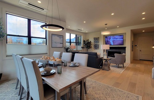 Historic Railroad District Condo | BookStayHop - Suite Alexander -Downtown with Gorgeous Mountain Views