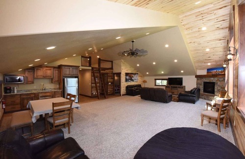 Island Park Cabin | Bootjack Bungalow~Huge Garage~ 17 Miles to Yellowstone