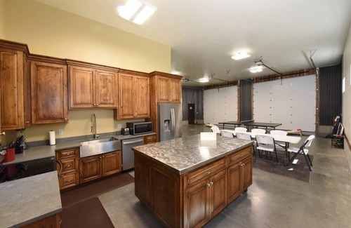 Island Park Cabin | Bootjack Bungalow~Huge Garage~ 17 Miles to Yellowstone