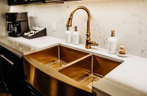 Tomahawk Apartment | Bootleggers Lodge Apartment