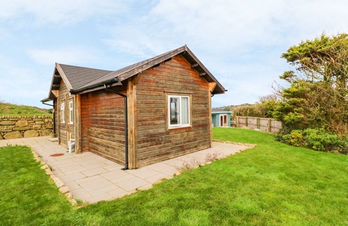 St. Buryan Cottage | BORAH LODGE, pet friendly, with hot tub in Mousehole