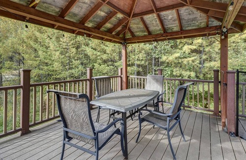 Les Pays-d'en-Haut Regional County Municipality Ski Chalet | Bord du Lac Bouchette - Pool - Monthly - Magnitude